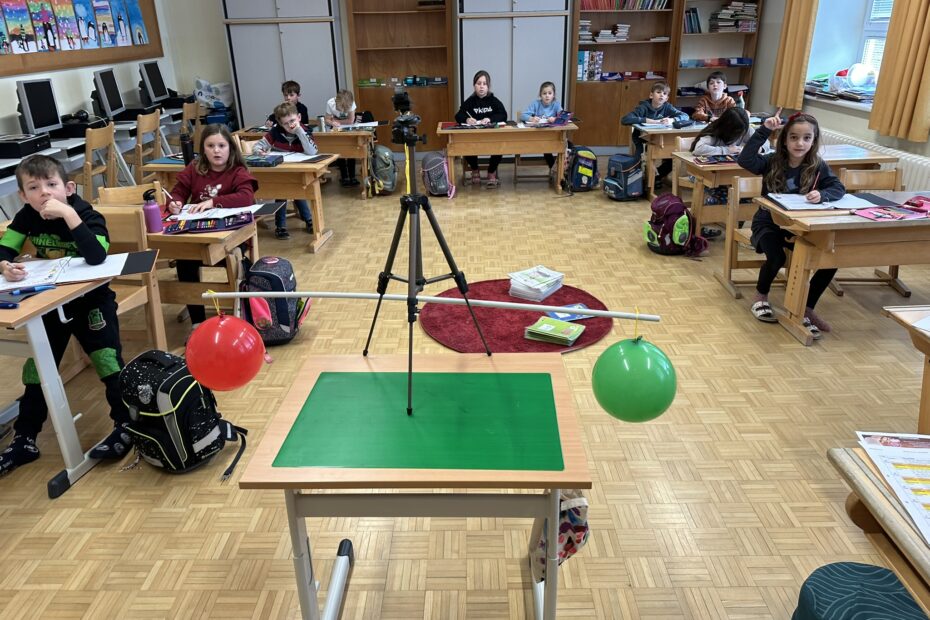 Hat Luft ein Gewicht? Was passiert, wenn man einem der beiden Luftballons die Luft auslässt?